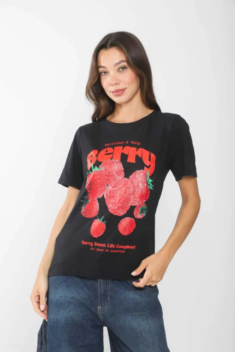 Remera blanca con estampa llamativa y de diseño original de Belle en Remeras para argentina