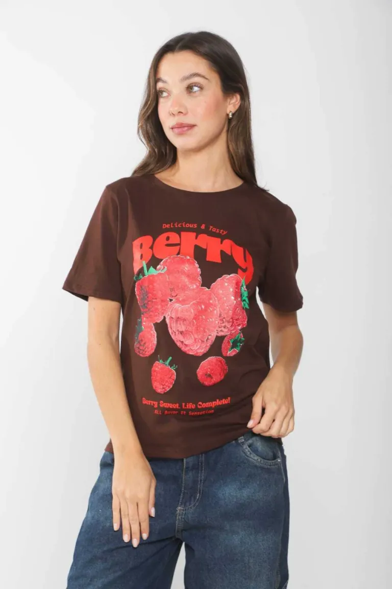 Remera blanca con estampa llamativa y de diseño original de Belle en Remeras para argentina