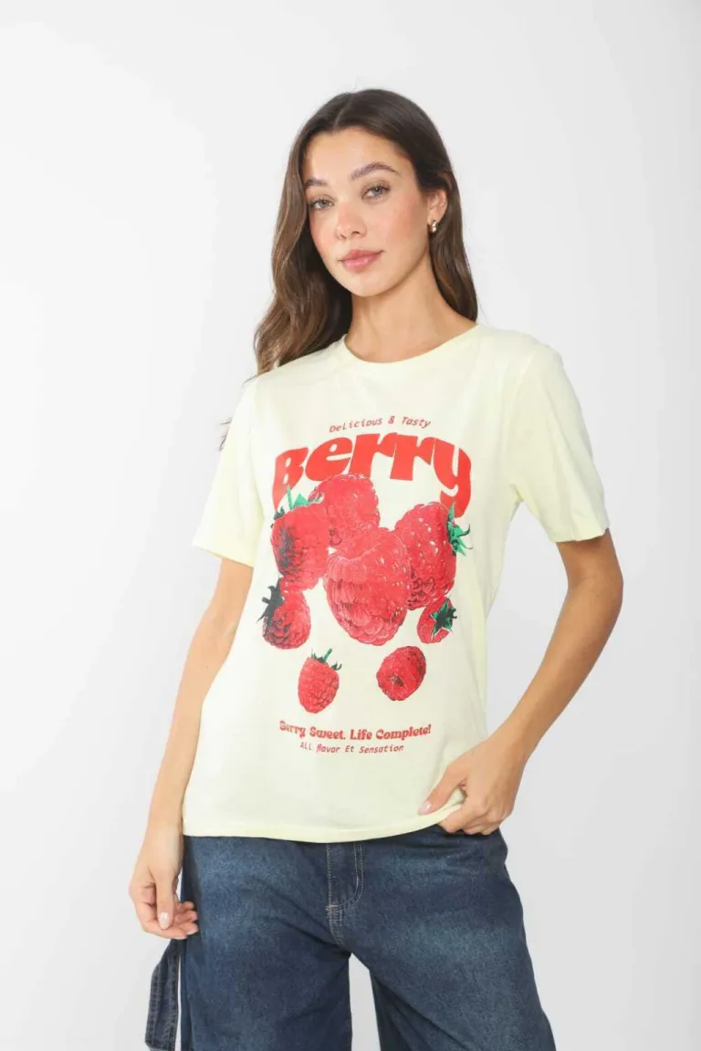 Remera blanca con estampa llamativa y de diseño original de Belle en Remeras para argentina