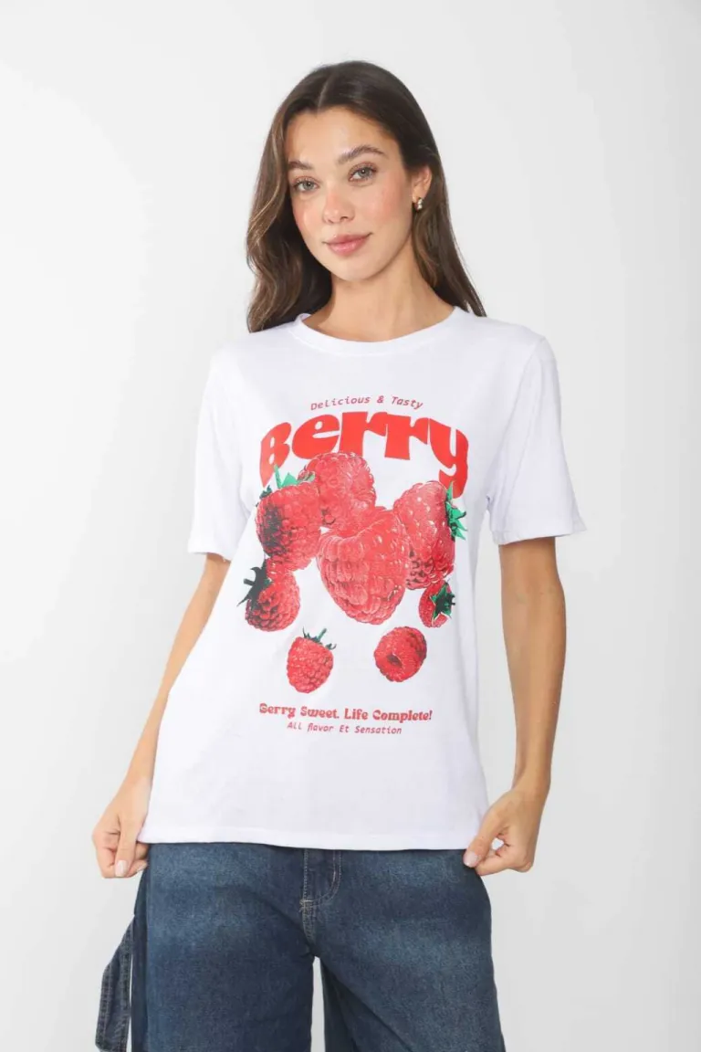 Remera blanca con estampa llamativa y de diseño original de Belle en Remeras para argentina