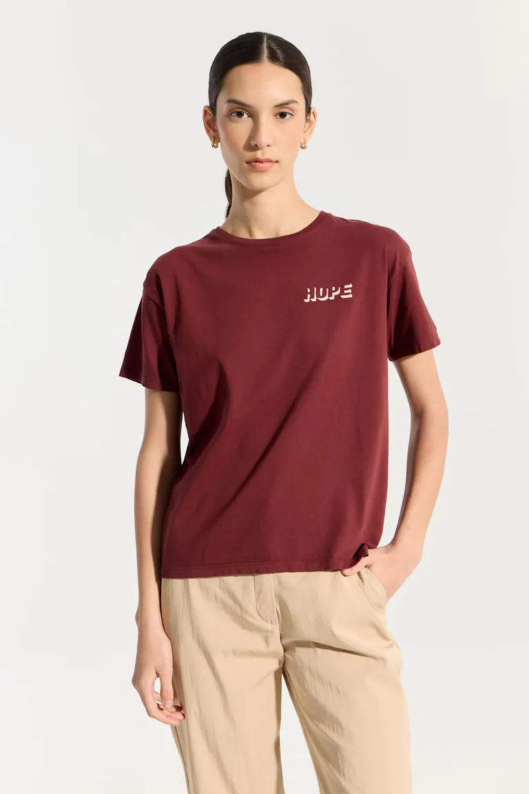 Remera de manga corta con estampado estilo stencil en tonos rojos de Portsaid en Remeras para argentina