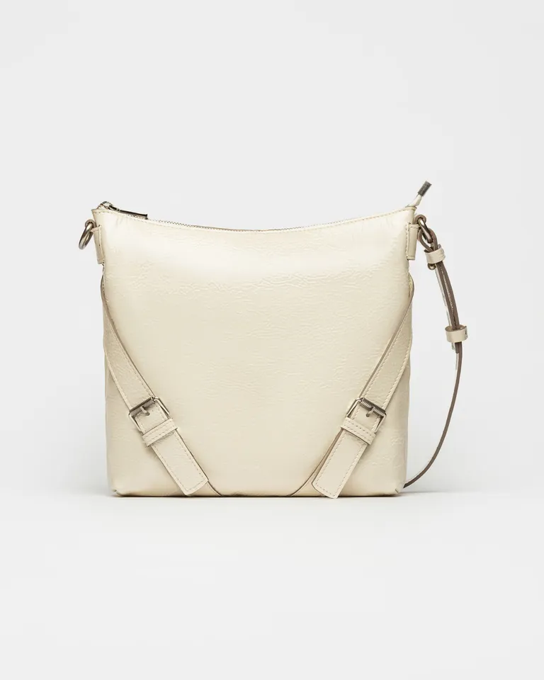 Bandolera de cuero charol arrugado con bolsillos y hebillas distintivas de Prüne en Bolsos y Carteras para argentina