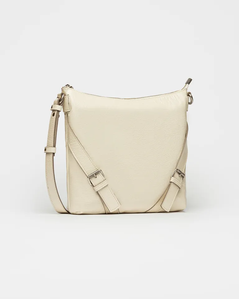 Bandolera de cuero charol arrugado con bolsillos y hebillas distintivas de Prüne en Bolsos y Carteras para argentina