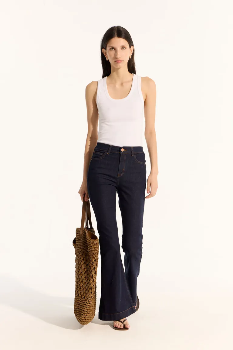 Pantalones de jean de corte skinny flare, ajustado en piernas y acampanado de las rodillas para abajo. de Portsaid en Pantalones para argentina