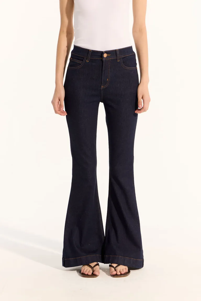 Pantalones de jean de corte skinny flare, ajustado en piernas y acampanado de las rodillas para abajo. de Portsaid en Pantalones para argentina