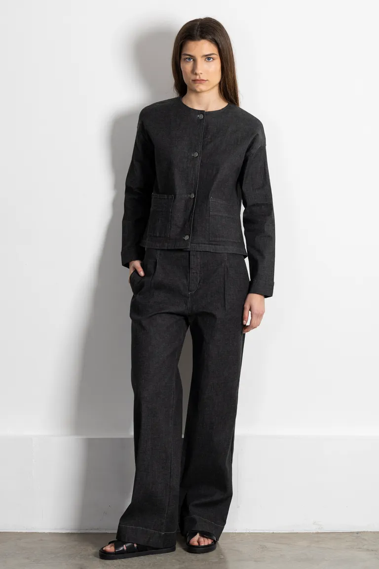 Chaqueta de corte cuadrado en gabardina negra, diseño elegante y versátil para mujer de Kill en Chaquetas para argentina