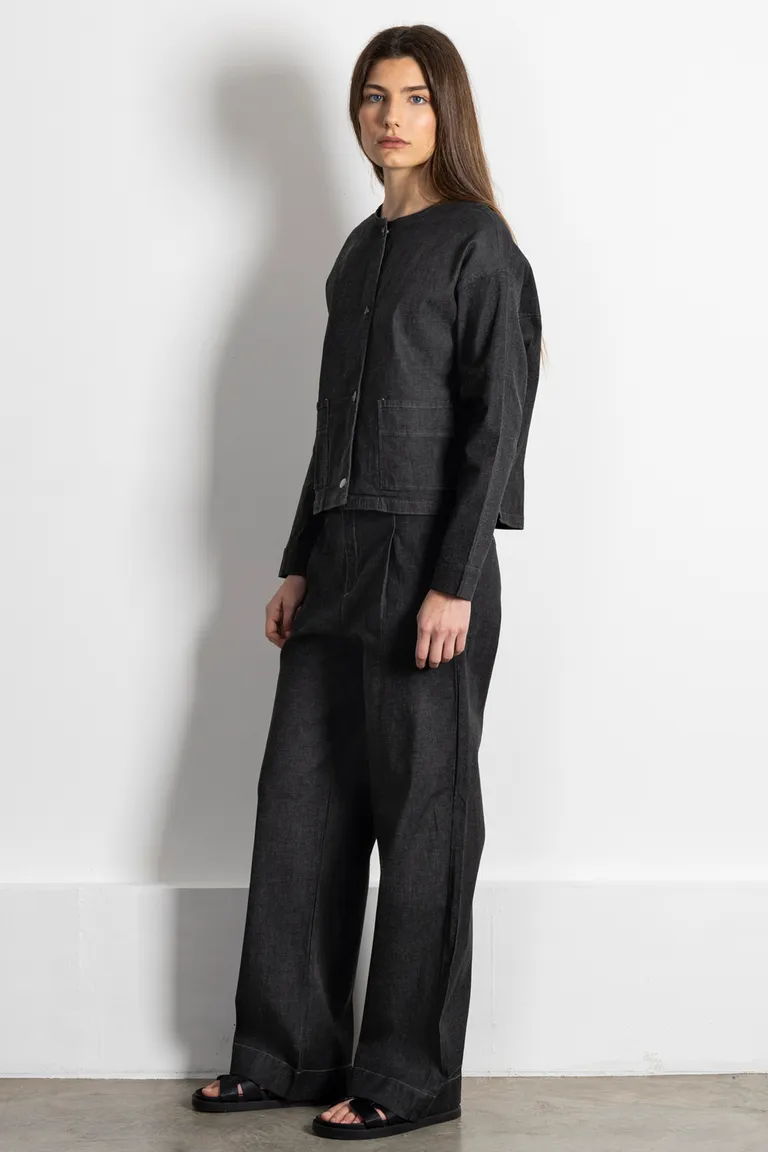 Chaqueta de corte cuadrado en gabardina negra, diseño elegante y versátil para mujer de Kill en Chaquetas para argentina