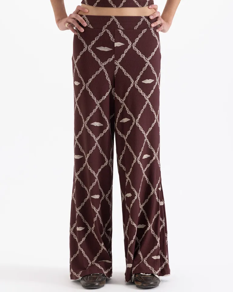 Pantalon largo de calce amplio con cintura elastizada y detalle de tablas en la botamanga de Jazmin Chebar en Pantalones para argentina