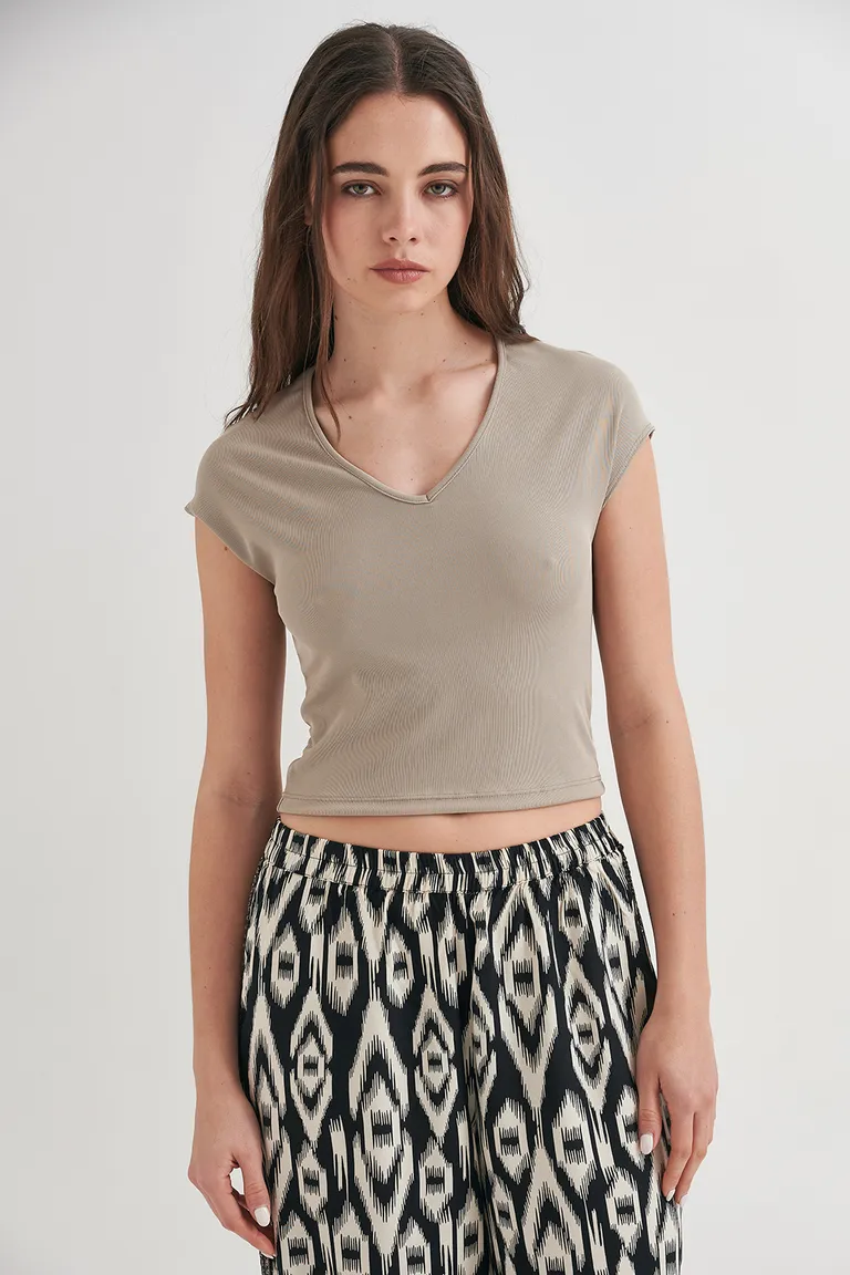 Remera básica de escote en V con silueta recta y tela ribb elástica de Sweet en Remeras para argentina