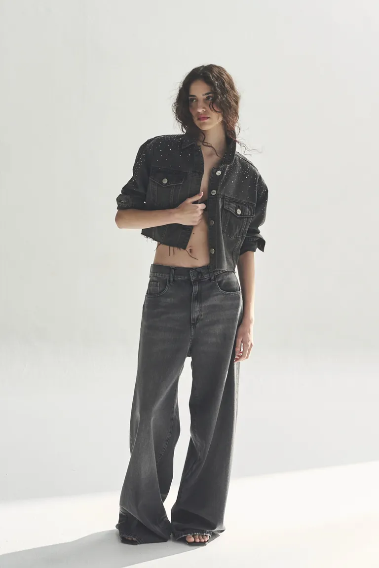 Chaqueta de mezclilla negra con diseño contemporáneo para mujeres de Akiabara en Chaquetas para argentina