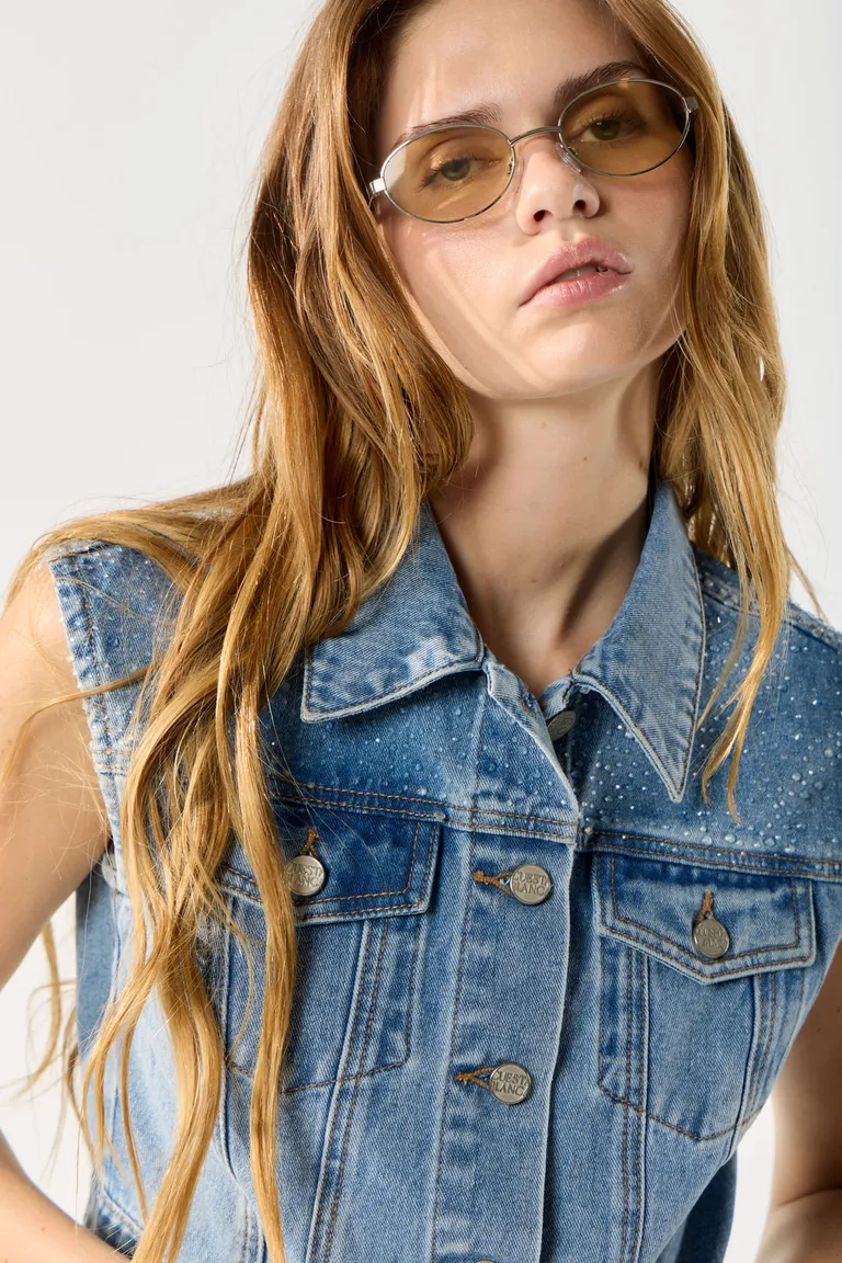 Chaleco de denim de corte ceñido con detalles de hotfix plateados de Cuesta Blanca en Chalecos para argentina