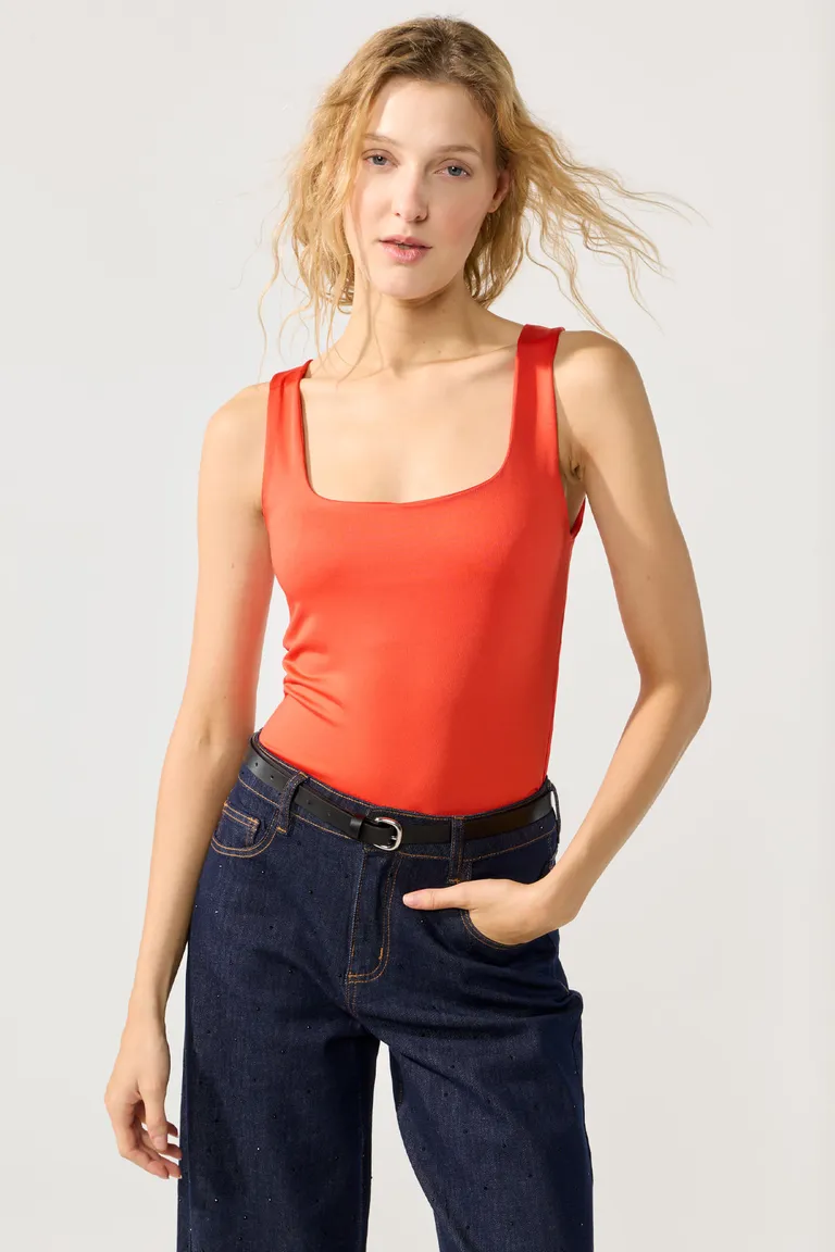 Musculosa roja de microfibra con escote recto y vista interna de Cuesta Blanca en Tops para argentina