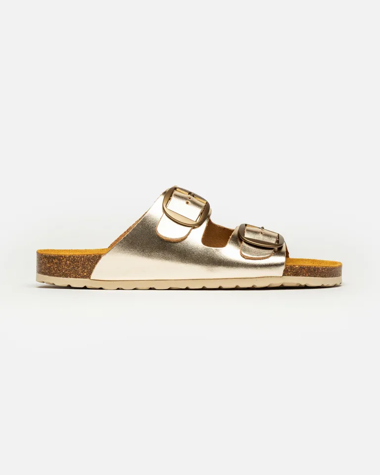 Sandalias bajas de cuero metalizado con hebillas en color dorado de Prüne en Sandalias para argentina