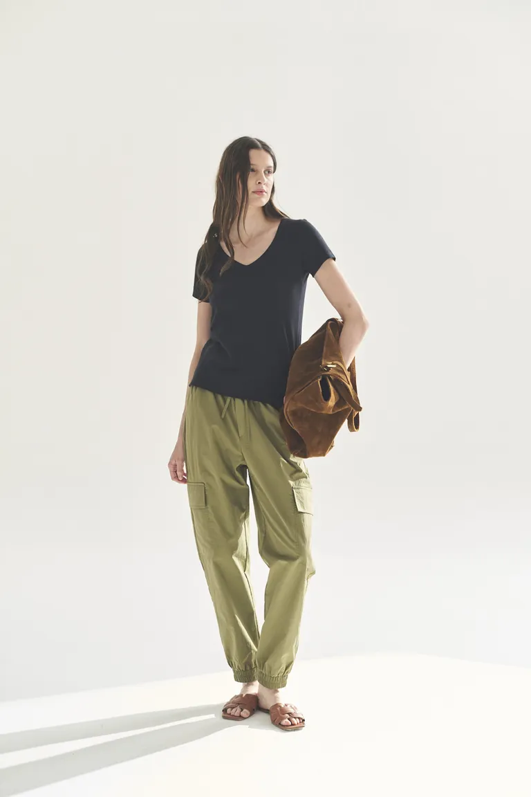 Remera de cuello en V de color negro para mujer, con diseño sencillo y versatilidad de uso de Akiabara en Remeras para argentina