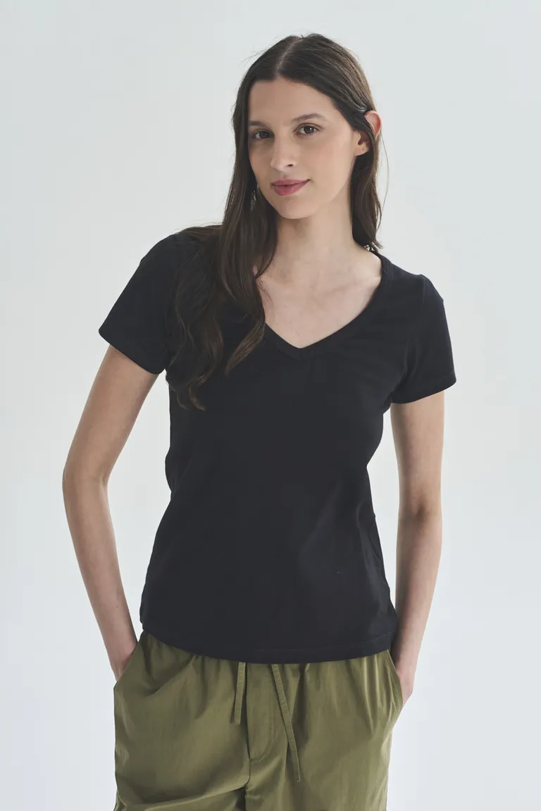Remera de cuello en V de color negro para mujer, con diseño sencillo y versatilidad de uso de Akiabara en Remeras para argentina