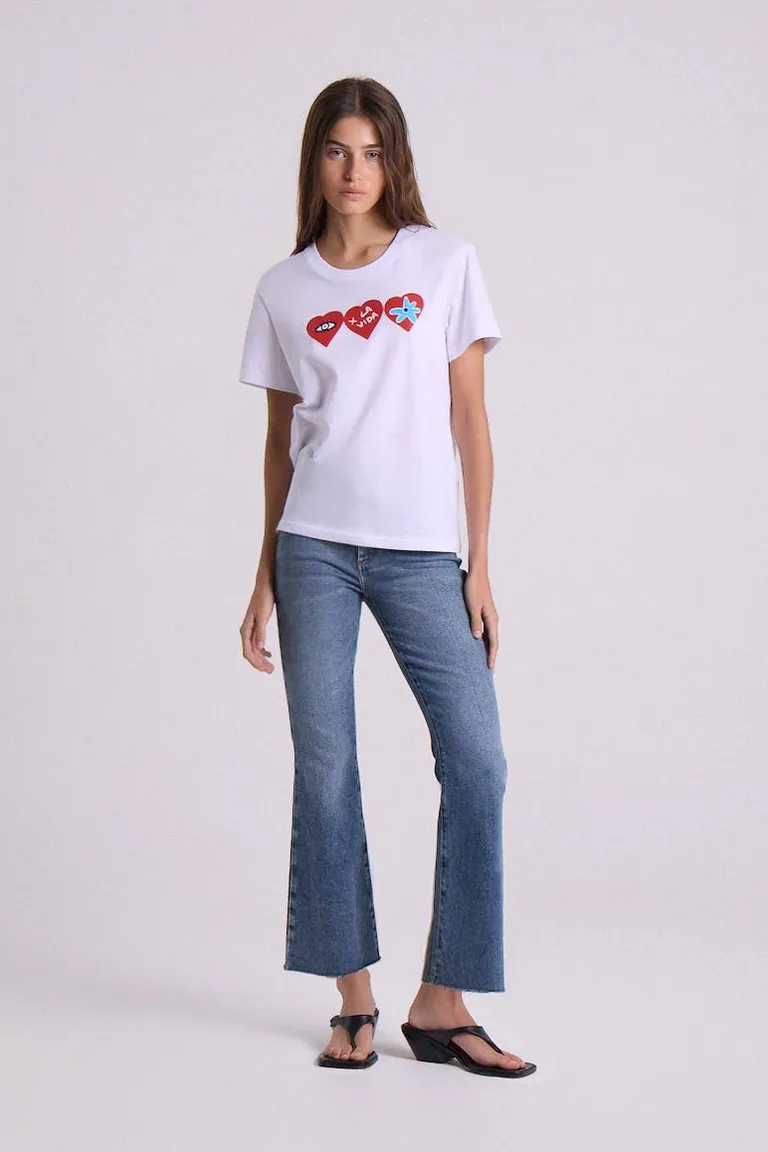 Remera blanca con diseño de corazones rojos en apoyo a la lucha contra el cáncer de Maria Cher en Remeras para argentina