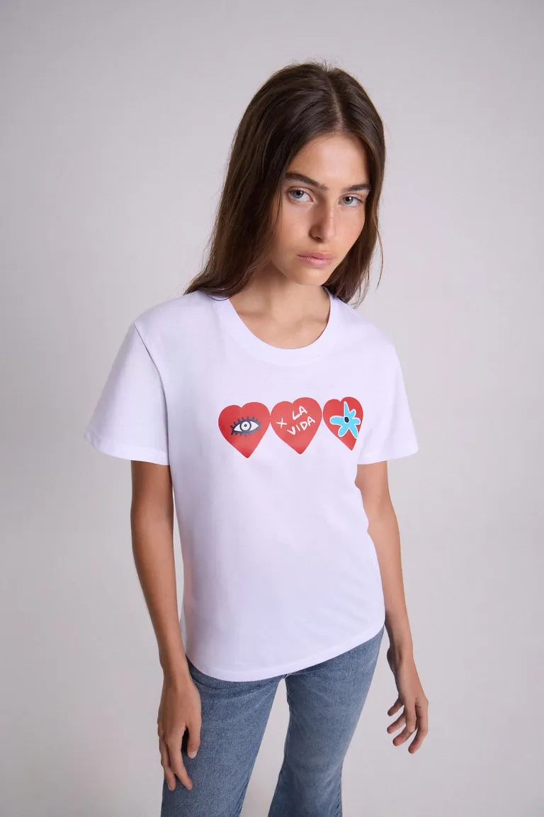 Remera blanca con diseño de corazones rojos en apoyo a la lucha contra el cáncer de Maria Cher en Remeras para argentina