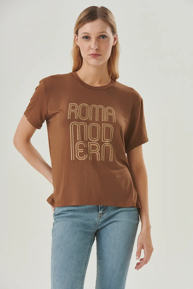 Remera con estampa frente urbana y moderna para outfit casual de Sweet en Remeras para argentina
