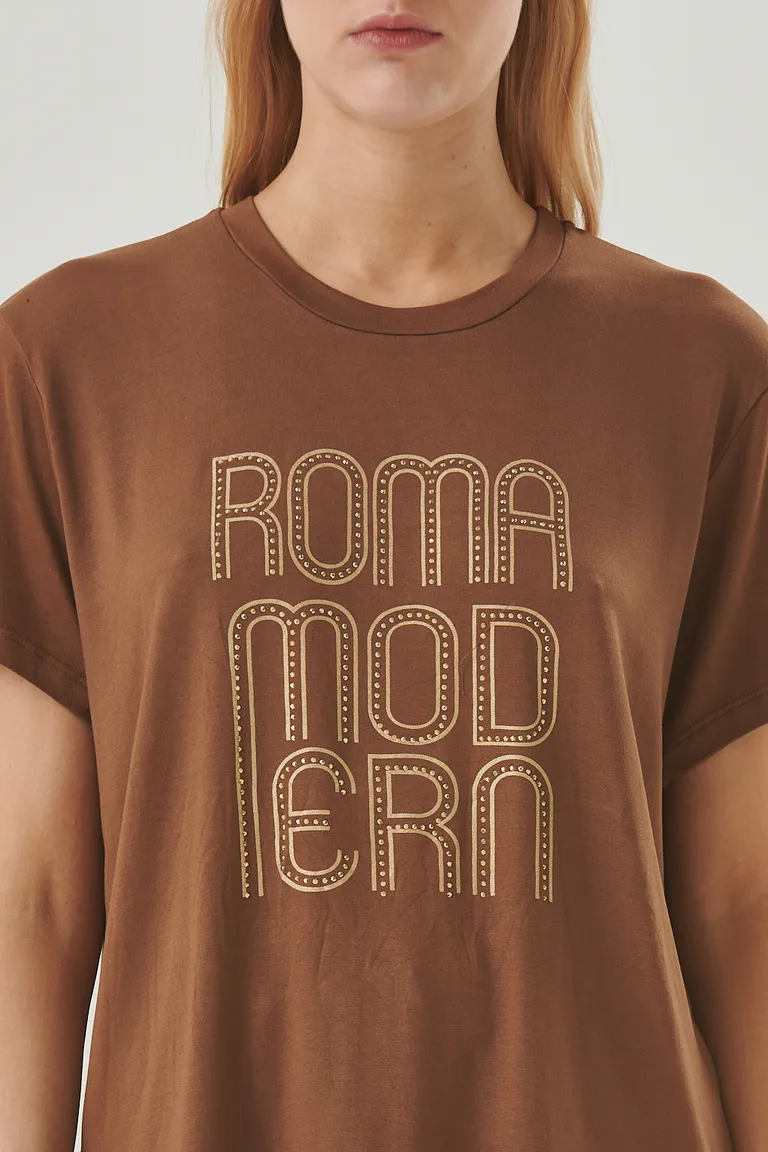 Remera con estampa frente urbana y moderna para outfit casual de Sweet en Remeras para argentina