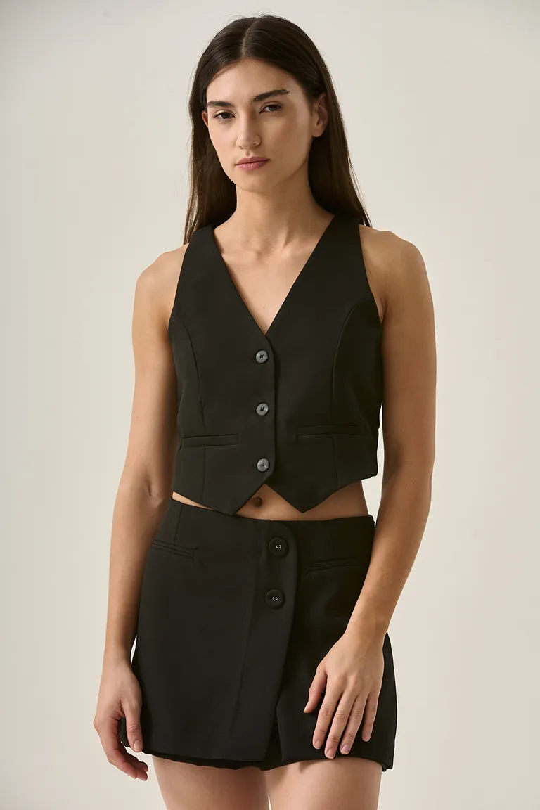 Chaleco negro de diseño entallado con escote en V y botones al frente de Sweet en Chalecos para argentina