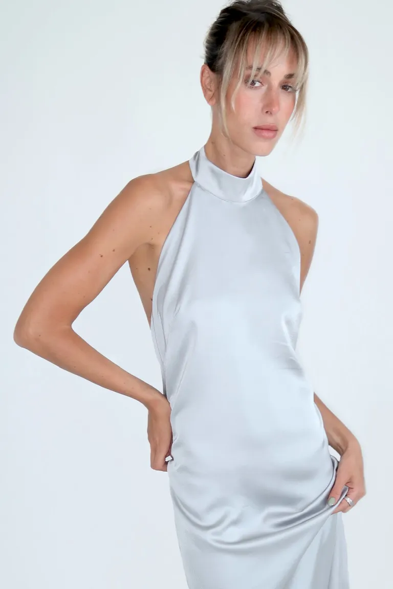 Vestido gris satin con escote halter y tajo lateral de Naíma en Vestidos para argentina