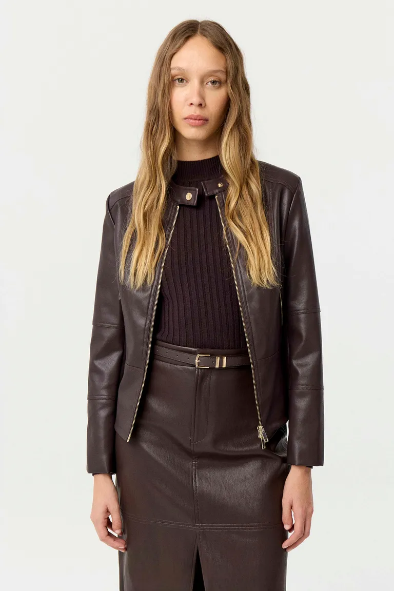 Chaqueta de diseño entallado con cierre frontal, cuello abrochado y bolsillos laterales de Markova en Chaquetas para argentina