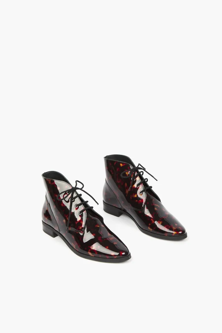 Botineta acordonada con cordones y acabado brillante de diseño clásico con taco bajo de Mishka en Abotinados para argentina