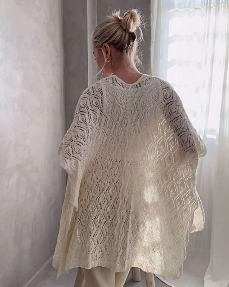 Poncho tramado con diseño de hojas, prenda elegante y versátil para mujeres de Hesed en Capas y Ponchos para argentina
