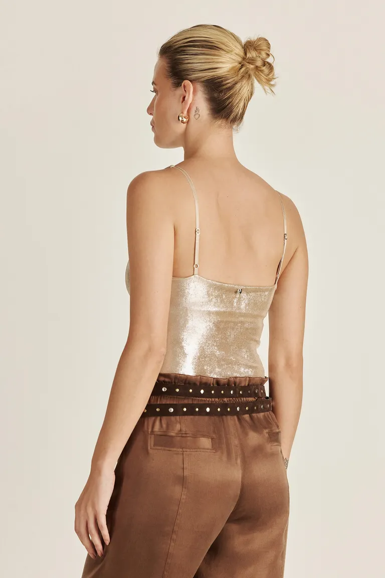 Top escotado con acabado metalizado brillante y tirantes finos de Tucci en Tops para argentina