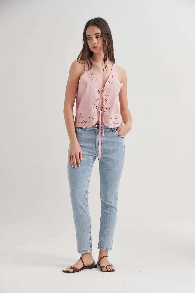 Pantalón de tiro alto con corte slim y terminación al tobillo, confeccionado en denim elastizado de Sweet en Pantalones para argentina