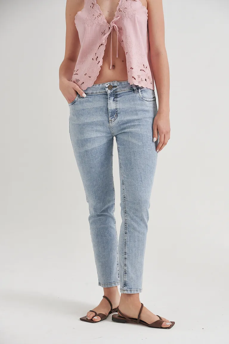 Pantalón de tiro alto con corte slim y terminación al tobillo, confeccionado en denim elastizado de Sweet en Pantalones para argentina