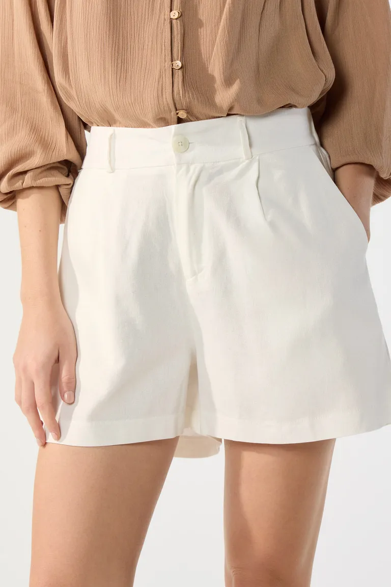 Shorts de lino blanco con pinzas y bolsillos para mujer de Cuesta Blanca en Shorts para argentina