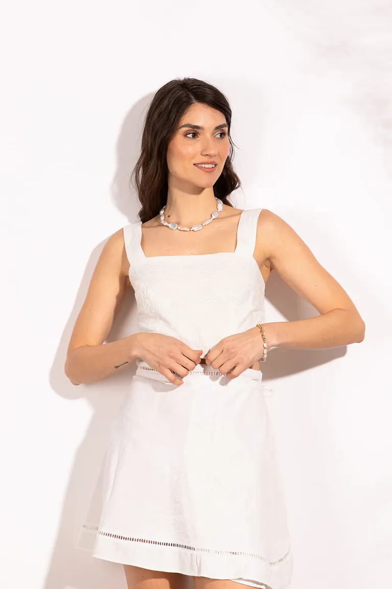 Top corto sin mangas con bordados delicados y espalda abierta con ajuste de lazo de Indiastyle en Tops para argentina