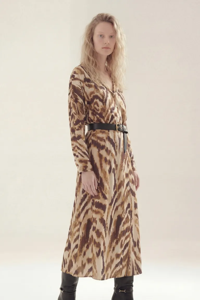 Vestido midi estampado con escote en V y cinto incorporado de Akiabara en Vestidos para argentina