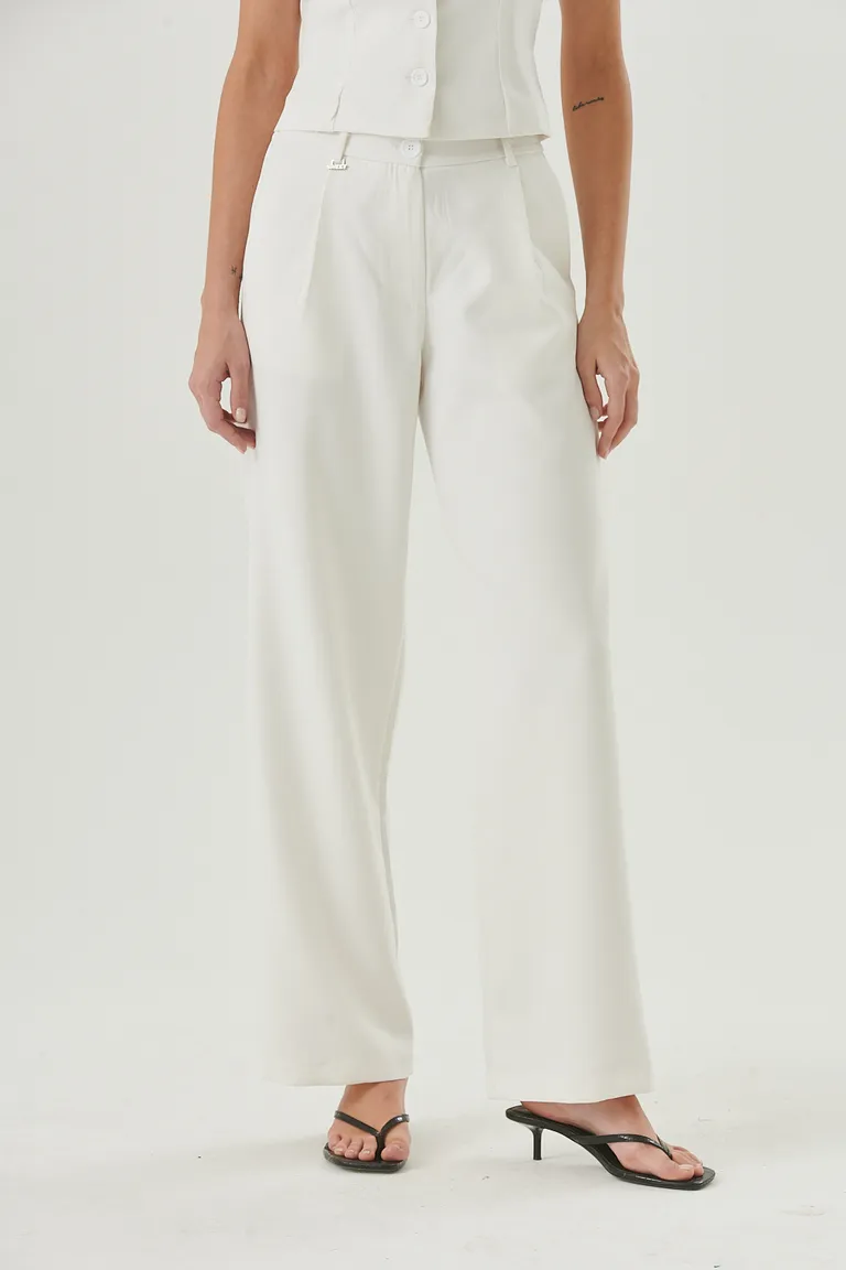 Pantalón blanco de corte amplio y fluido, perfecto para looks formales y casuales de Sweet en Pantalones para argentina