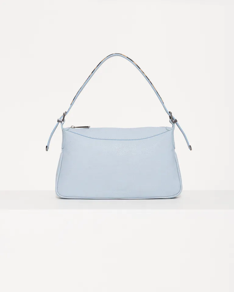 Cartera de cuero celeste con acabado rústico y desgastado, perfecta para un estilo casual y sofisticado de Jazmin Chebar en Bolsos y Carteras para argentina