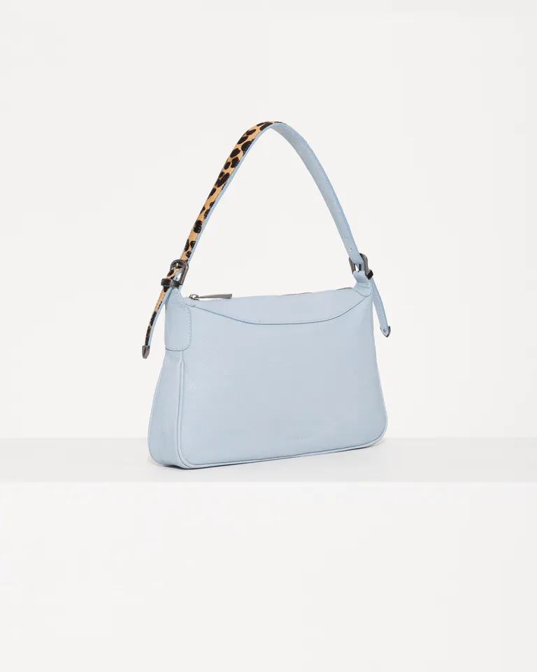 Cartera de cuero celeste con acabado rústico y desgastado, perfecta para un estilo casual y sofisticado de Jazmin Chebar en Bolsos y Carteras para argentina