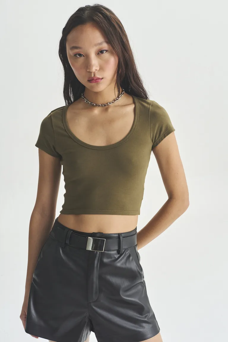 Top corto deportivo ajustado con diseño minimalista y versátil de Akiabara en Tops para argentina