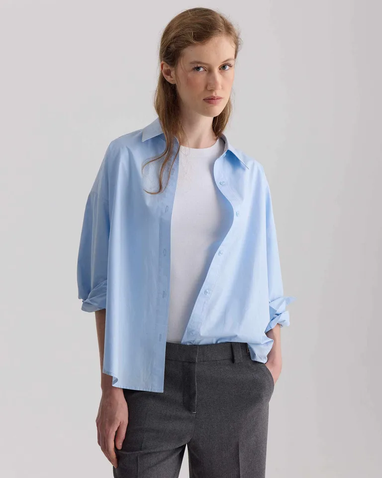 Camisa de mujer con corte amplio cuello clásico y abotonadura frontal de diseño de Prüne en Camisas para argentina