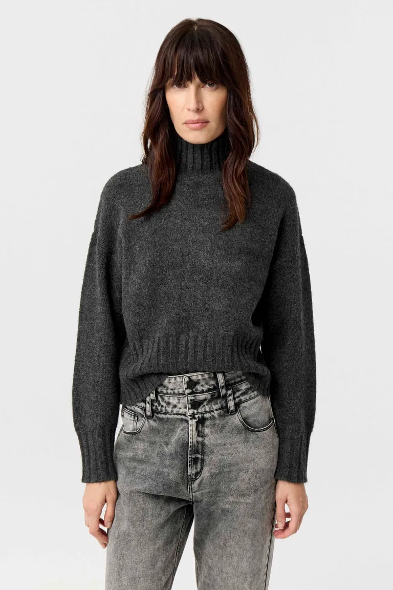 Sweater de tejido con cuello alto y mangas largas de calce relajado de Markova en Buzos y Sweaters para argentina