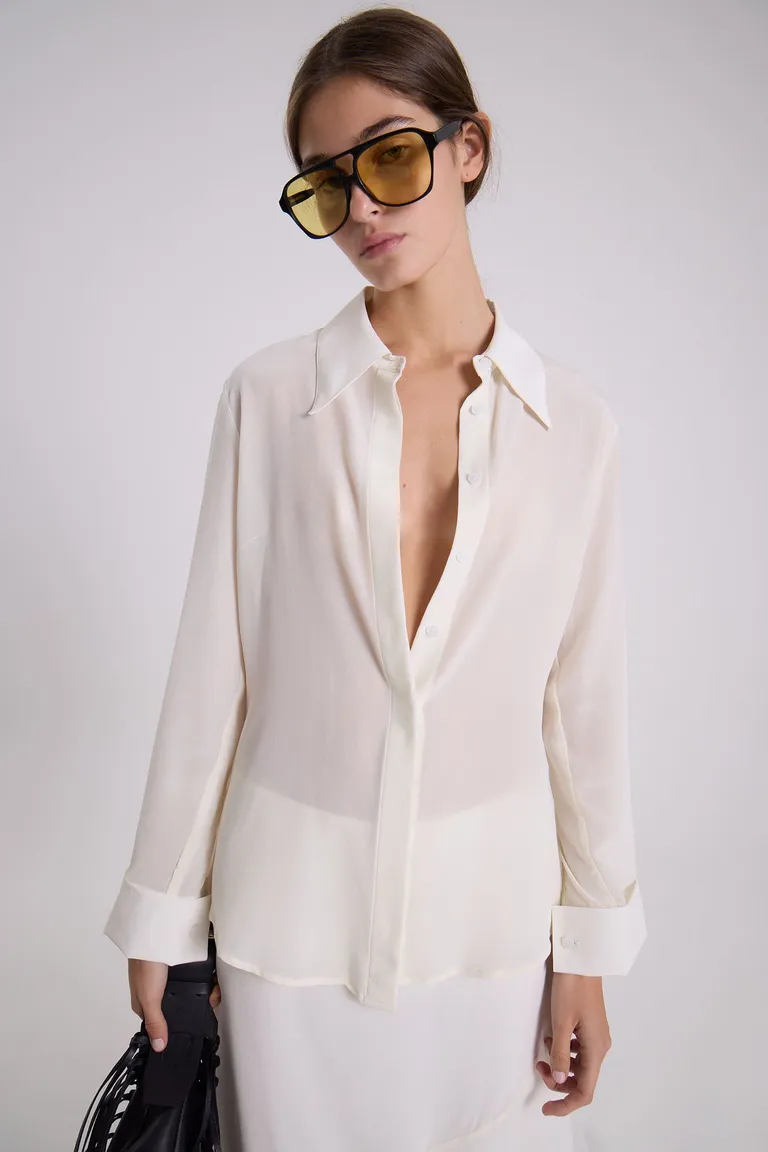 Camisa de seda natural en tono marfil con corte recto y cuello amplio de Maria Cher en Camisas para argentina