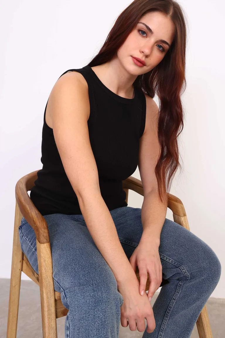 Musculosa negra de algodón de corte ajustado y efectos acanalados de Yagmour en Tops para argentina