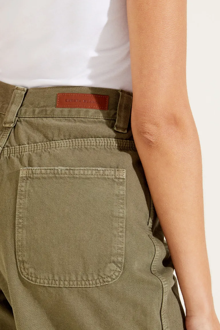 Bermuda de tiro alto con diseño de calce amplio y bolsillos laterales de Cuesta Blanca en Shorts para argentina