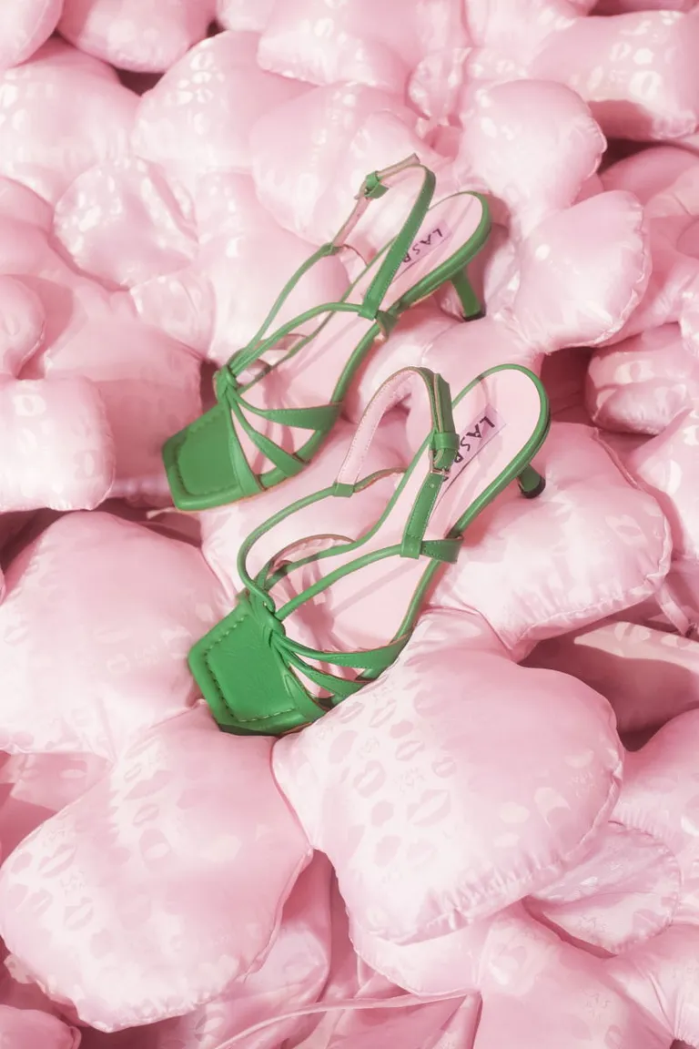 Sandalias de cuero con tiras y nudos en el frente, puntera cuadrada y kitten heel de Las Pepas en Sandalias para argentina