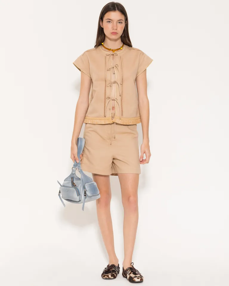 Cortos de lino con bordado en los laterales para un estilo informal y elegante de Jazmin Chebar en Shorts para argentina