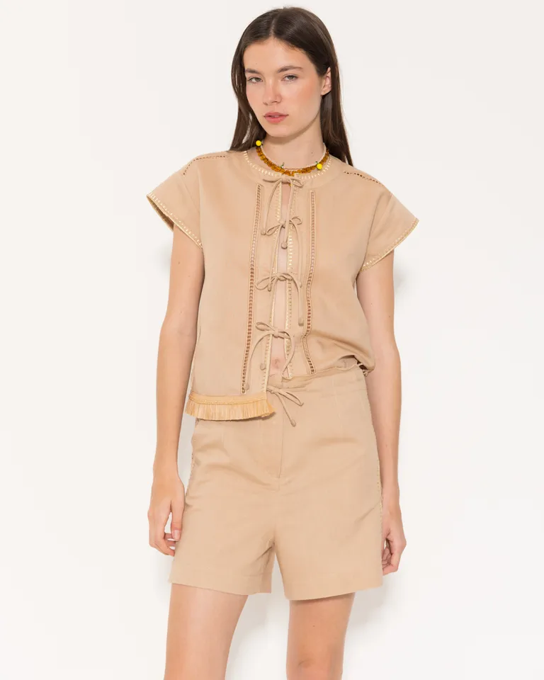 Cortos de lino con bordado en los laterales para un estilo informal y elegante de Jazmin Chebar en Shorts para argentina