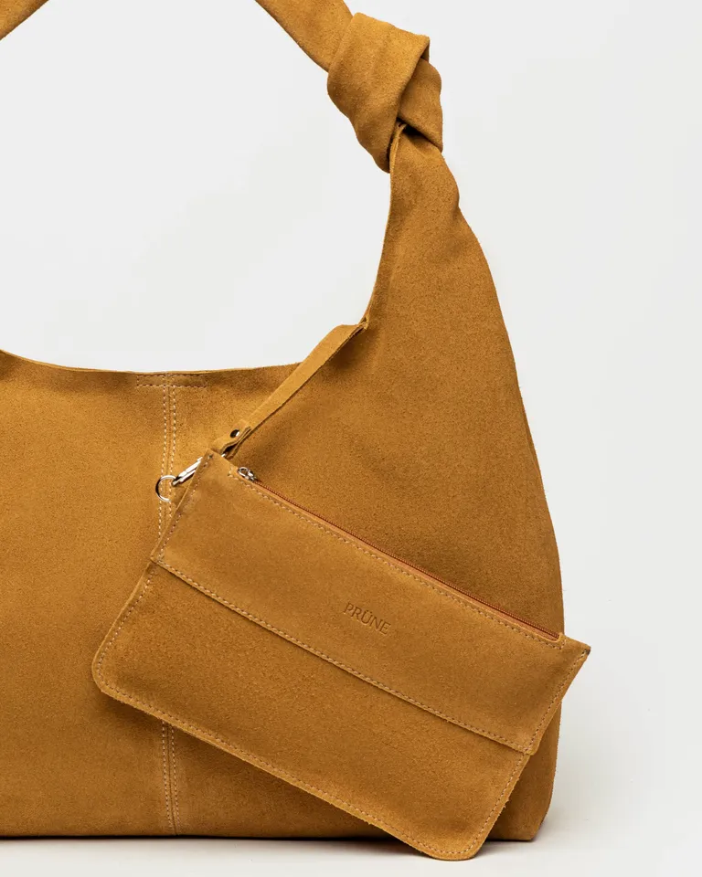 Cartera al hombro con diseño de nudos en manijas y silueta blanda minimalista de Prüne en Bolsos y Carteras para argentina