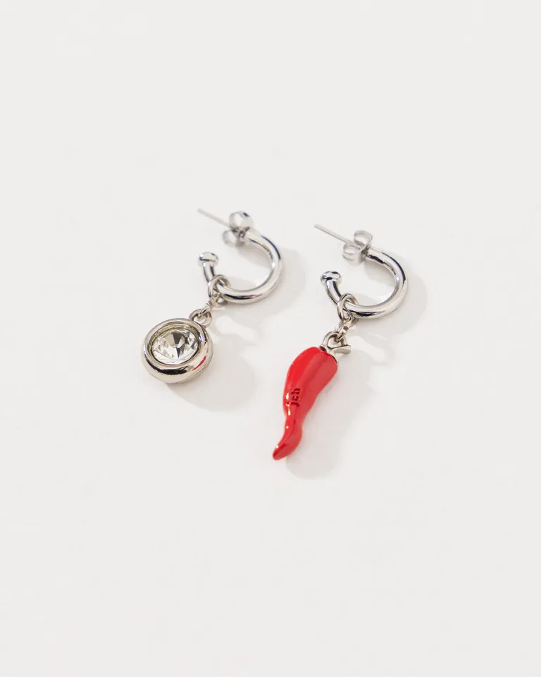 Aretes de plata con diseños colgantes y detalles en rojo de Jazmin Chebar en Bijouterie para argentina
