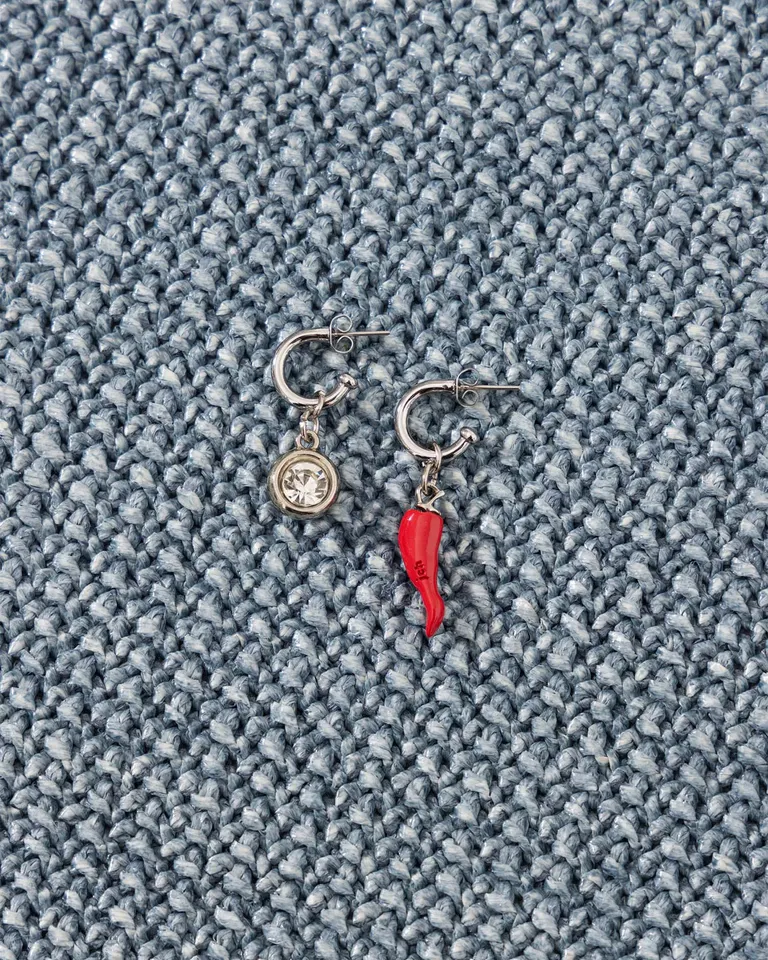 Aretes de plata con diseños colgantes y detalles en rojo de Jazmin Chebar en Bijouterie para argentina