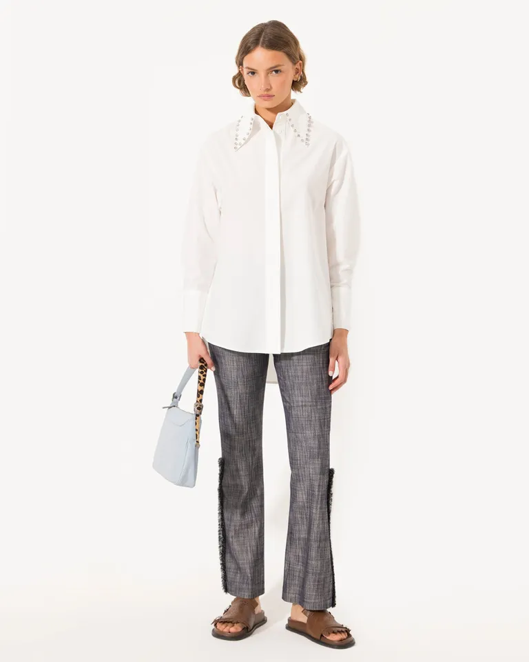 Camisa de poplin blanca con detalles bordados, prenda versátil y de estilo clásico de Jazmin Chebar en Camisas para argentina
